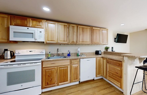 Thornton Condo | Cozy condo, ideal for all seasons and mountain adventures