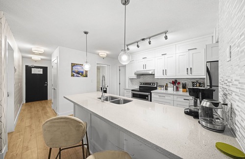 Crosstown Apartment | Cozy condo in D/T Vancouver with water view (3bed/2BR/BA/Free Parking/Central AC