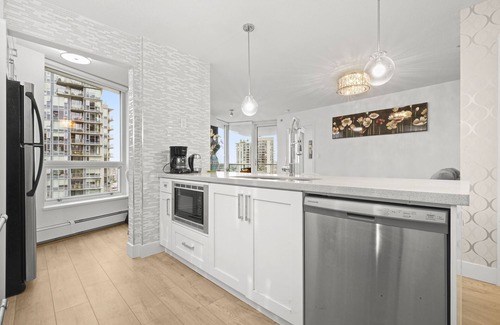 Crosstown Apartment | Cozy condo in D/T Vancouver with water view (3bed/2BR/BA/Free Parking/Central AC