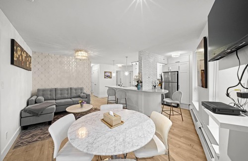 Crosstown Apartment | Cozy condo in D/T Vancouver with water view (3bed/2BR/BA/Free Parking/Central AC
