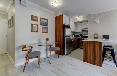 Shaughnessy Village Apartment | Cozy condo in heart of downtown Montreal