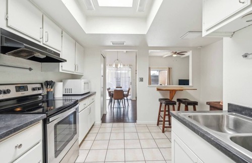 Tempe Condo | Cozy Condo Mins to ASU Walk to Sloan Park