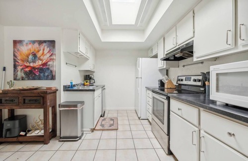 Tempe Condo | Cozy Condo Mins to ASU Walk to Sloan Park