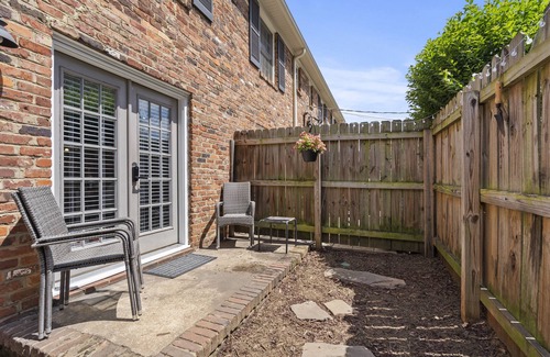 Cotswold Condo | Cozy Condo * Office* Near Luxury Mall & Uptown
