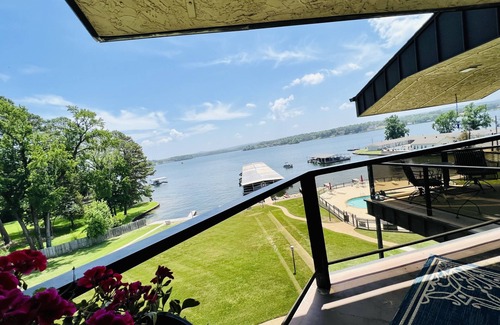 Hot Springs Condo | Cozy condo on Lake Hamilton with pool