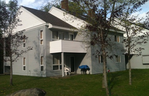Carrabassett Valley Condo | Cozy Condo in Snowbrook Village With Pool and Free WiFi