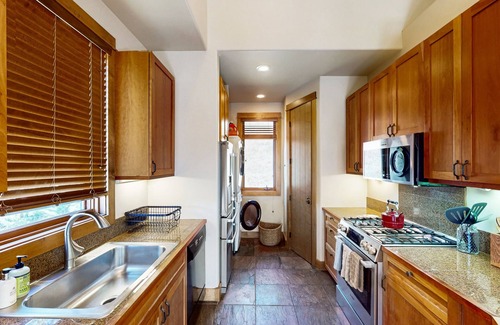 Mountain Village Condo | Cozy condo with fireplace, W/D, wifi & ski in/out access