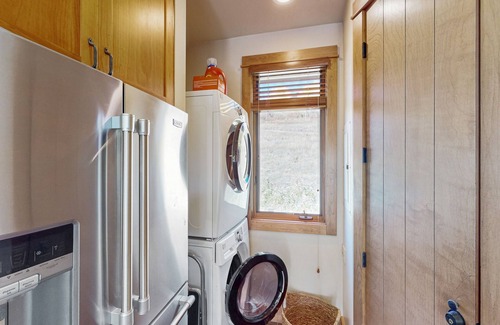 Mountain Village Condo | Cozy condo with fireplace, W/D, wifi & ski in/out access