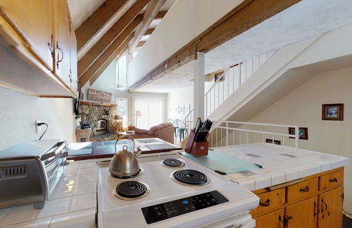 Mammoth Lakes Condo | Cozy condo with fireplace - near lake, skiing & hiking