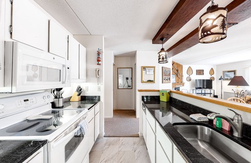 Warren Condo | Cozy Condo with Free Wifi, Pools and Tennis Courts, and Nearby Ski Access