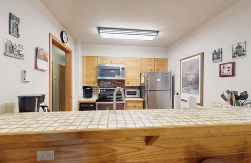 Mountain House Condo | Cozy Condo with Great Views, Shared Pool & Hot Tub - 350 Yards to the Slopes
