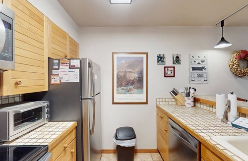 Mountain House Condo | Cozy Condo with Great Views, Shared Pool & Hot Tub - 350 Yards to the Slopes