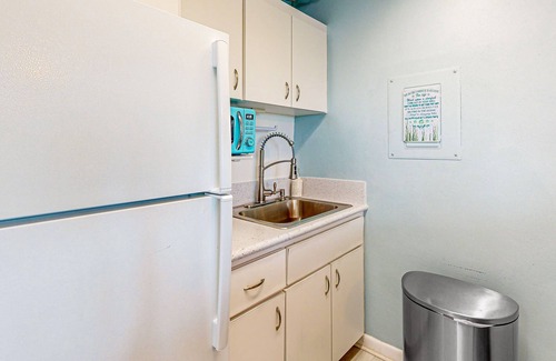 Marathon Condo | Cozy condo with shared pool, tennis court, ping pong table, W/D, central AC