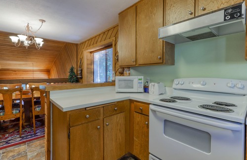 Lakeshore Condo | Cozy Condo with WiFi, Pool & Hot Tub - Near the Huntington Lake Marina