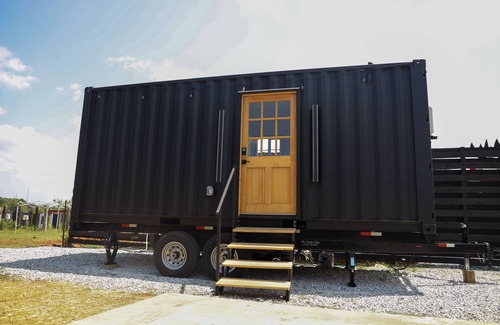 Athens Apartment | Cozy Container Home Retreat: A Stylish Haven for Urban Explorers