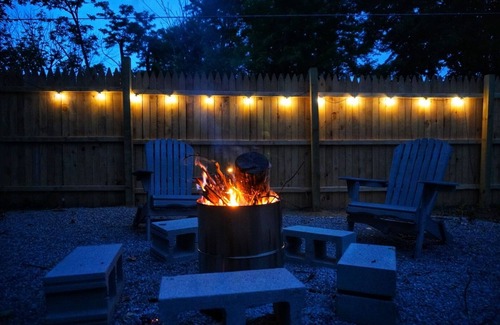 Chillicothe Cabin | Cozy Container House, King Bed, Pets, Wifi, 1 Night Stays, Griddle, Firepit