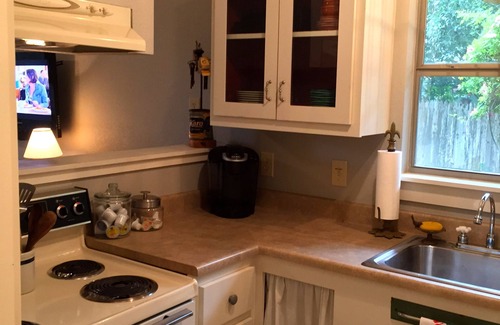 Boerne House | Cozy & Convenient, 1/2 block off Main St. in Boerne, WALK EVERYWHERE!
