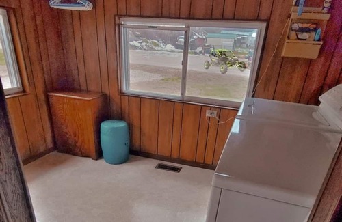 Quick House | Cozy & Convenient - 20 Minutes to Charleston WV