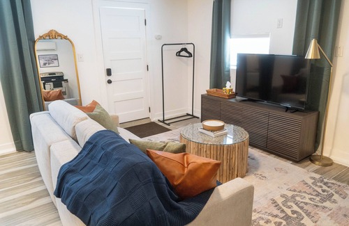 Villa Park Apartment | Cozy & Convenient, 5 mins. to Sloan's & Empower
