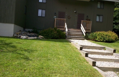 Bromley Mountain Condo | Cozy & Convenient Ski In/Ski Out Condo on Bromley Mountain