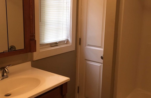 Middletown House | Cozy Cottage 2 bdrm w/wrap porch, 1 mile to xway, shops and entertainment