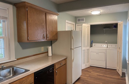 Middletown House | Cozy Cottage 2 bdrm w/covered porch, 1 mile to xway, XL parking area.