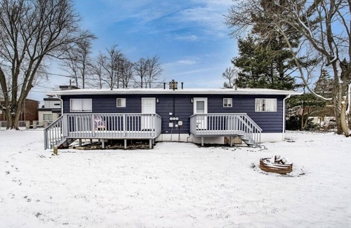 Riverside House | Cozy Cottage-2 miles to the beach