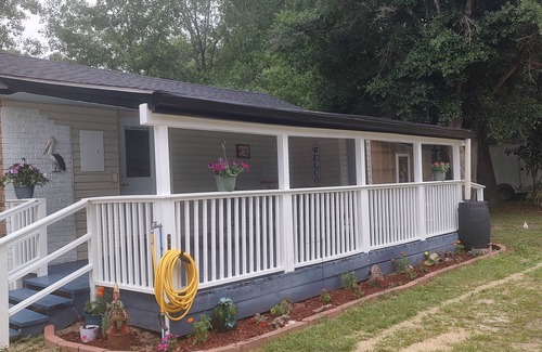 Elberta Cottage | Cozy cottage 20 minutes to beaches! Less than 10 minutes to OWA & Beach Express.