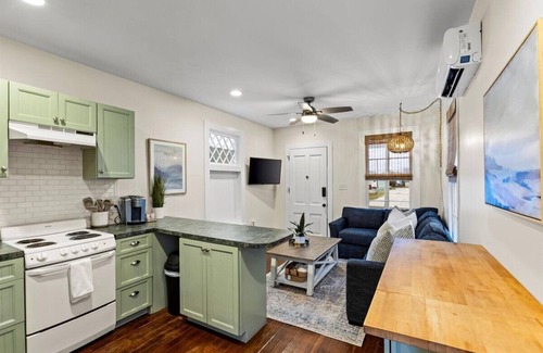 San Jacinto Cottage | Cozy cottage 3 blocks to beach