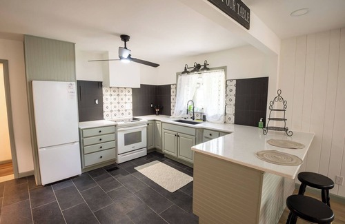 Inglefield House | Cozy Cottage, 3 mins from EVV, fenced yard