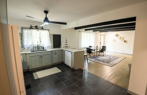 Inglefield House | Cozy Cottage, 3 mins from EVV, fenced yard