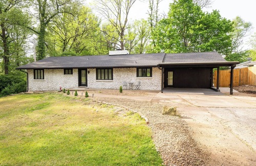 Inglefield House | Cozy Cottage, 3 mins from EVV, fenced yard