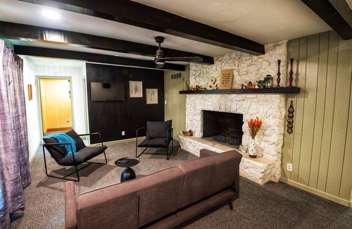 Inglefield House | Cozy Cottage, 3 mins from EVV, fenced yard