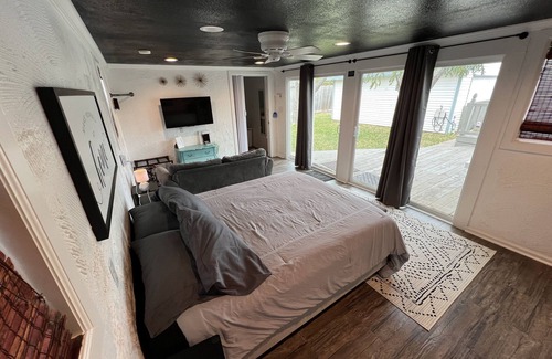 Bay Area House | Cozy Cottage at Waverly House