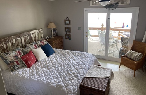 New London House | Cozy Cottage by the Lake