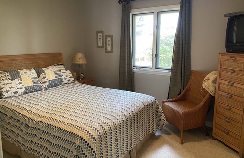 New London House | Cozy Cottage by the Lake