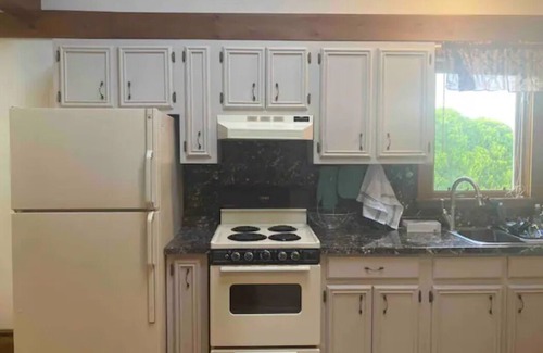 Portsmouth Cottage | Cozy Cottage By Water and Near Downtown Newport