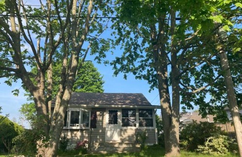 Portsmouth Cottage | Cozy Cottage By Water and Near Downtown Newport