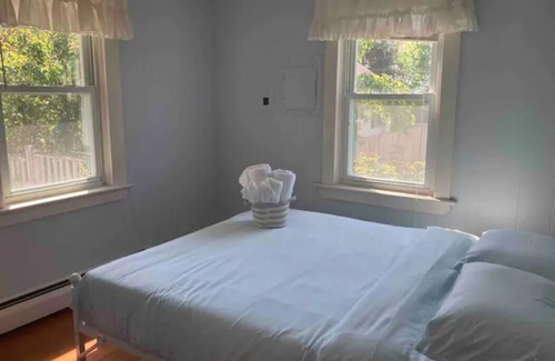 Portsmouth Cottage | Cozy Cottage By Water and Near Downtown Newport