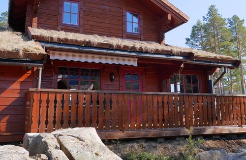 Kviteseid House | Cozy cottage + canoe. Central location to the lake + skiing. WLAN, Deut. TV