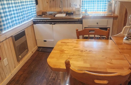 Barton Cottage | Cozy Cottage, Dog Friendly, Full Kitchen, Close to Beach, on Site Waterfall