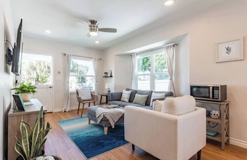 Townsite Cottage | Cozy Cottage - Great for Small Families Walk to the Beach and close to LegoLand