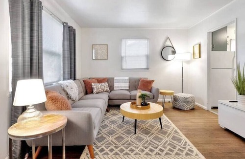 Champaign House | Cozy Cottage in Central Champaign Near UIUC Campus