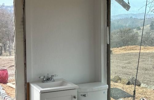 Hollister Cottage | Cozy cottage in charming Paicines with WiFi
