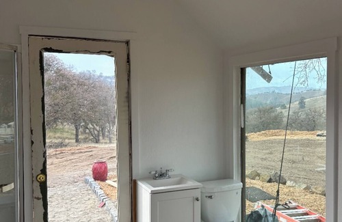 Hollister Cottage | Cozy cottage in charming Paicines with WiFi