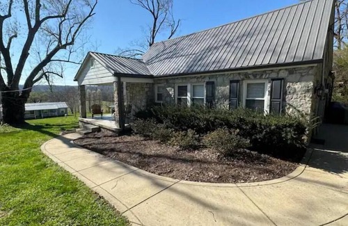 Franklin Cottage | Cozy Cottage in Leiper’s Fork, Franklin, TN.