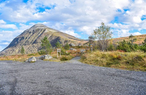 Midsund Municipality House | Cozy cottage in mountainous surroundings