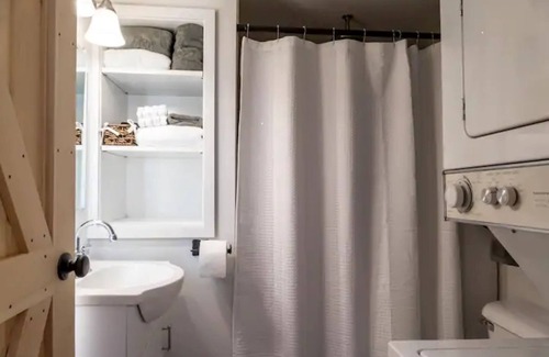 Freeport Cottage | Cozy Cottage in the heart of Freeport - 5 minute walk to outlets
