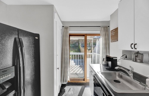 Roselawn Finance House | Cozy Cottage in the Heart of Hyde Park by RedAwning