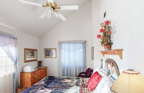 Yosemite West House | Cozy cottage inside Yosemite National Park with patio - near skiing